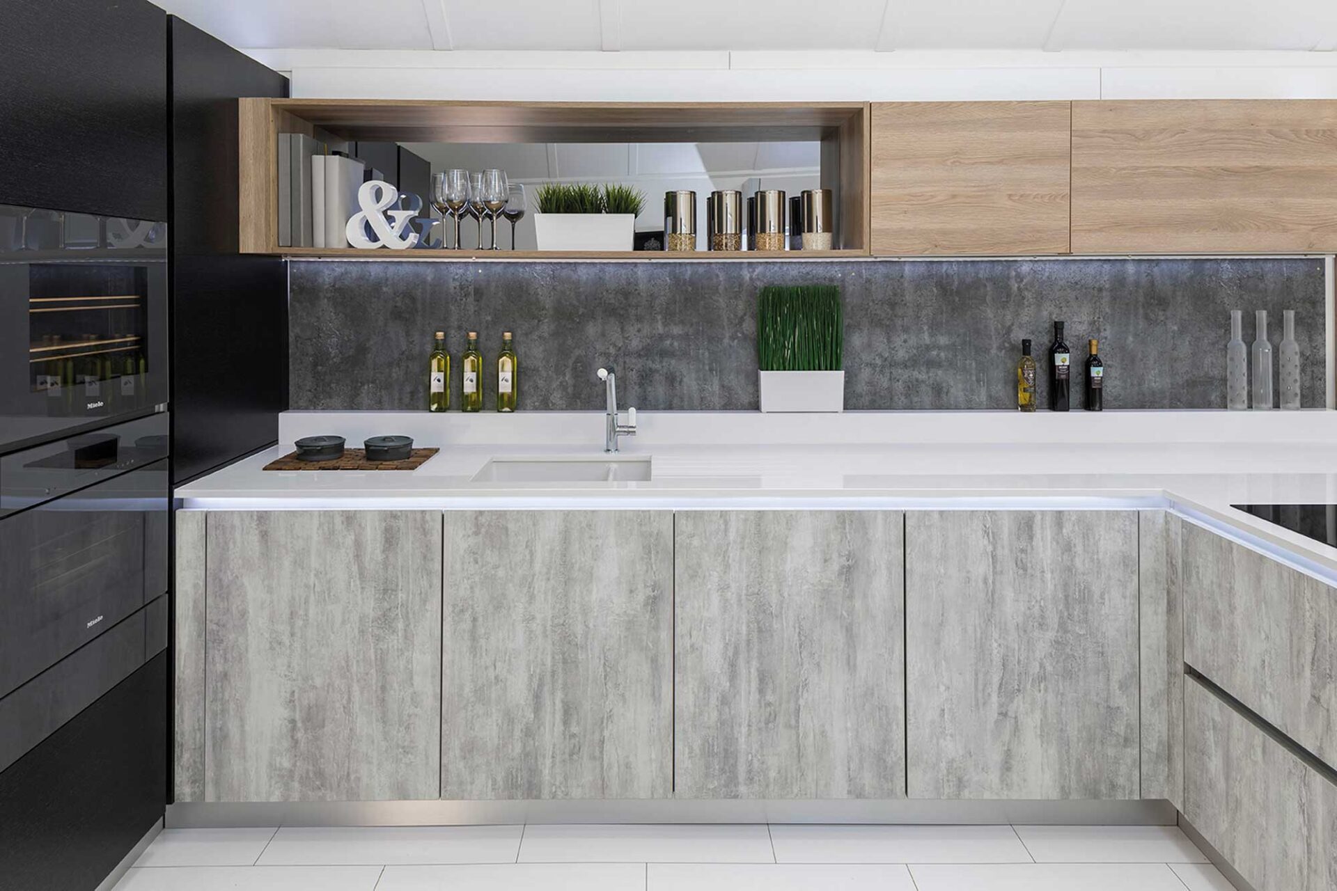 close-up-of-stonehams-display-of-concrete-handle-less